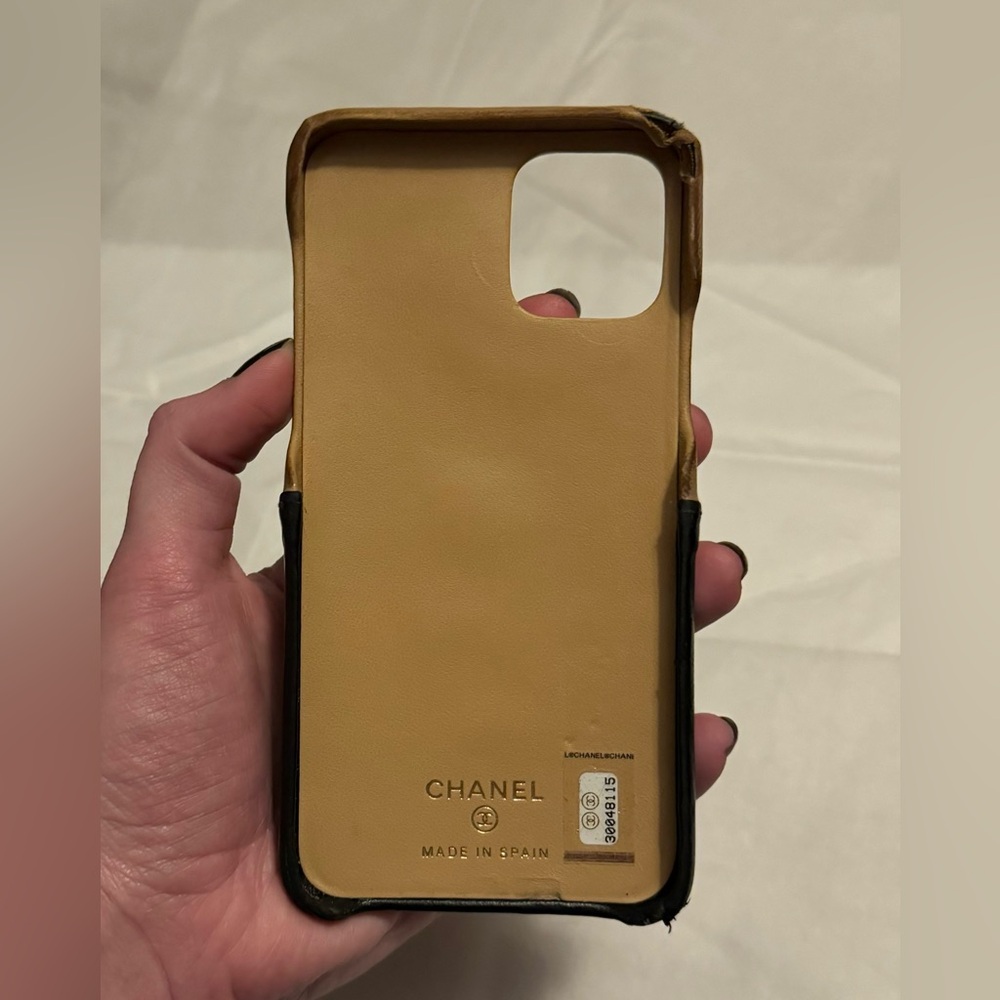 AUTHENTIC CHANEL Tan Black Matelasse Leather Interlocking CC Quilted Phone Case - Picture 13 of 16